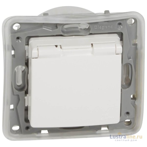 Розетка 2К+З Legrand Etika 16A 250V с/з со шторками винтовой зажим немецкий стандарт слоновая кость 672322