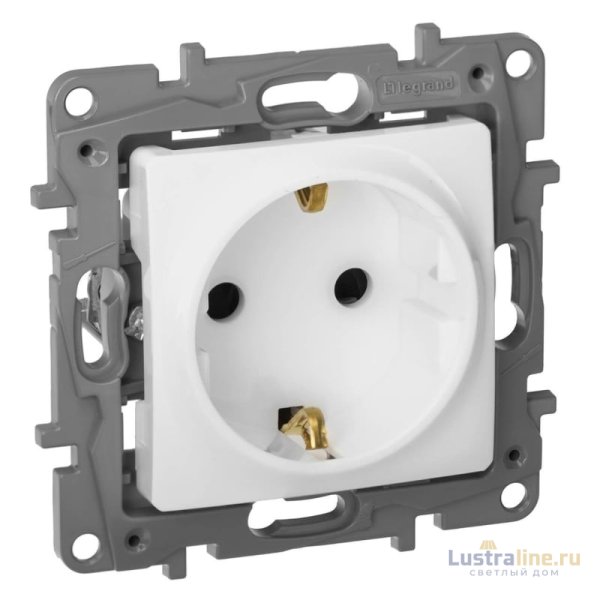Розетка 2К+З Legrand Etika 16A 250V с/з со шторками винтовой зажим немецкий стандарт белый 672222