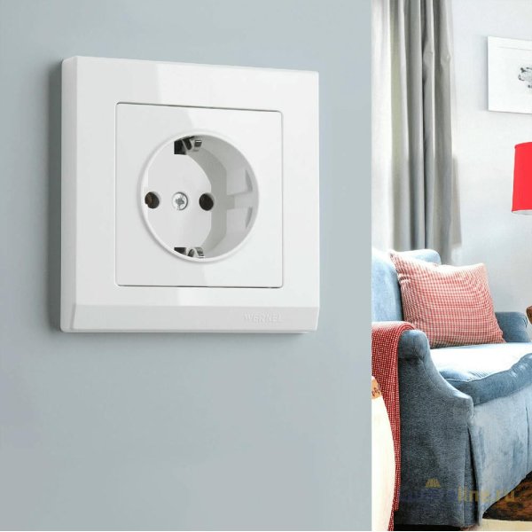 Розетка с заземлением и шторками Werkel белый W1171101 4690389155123